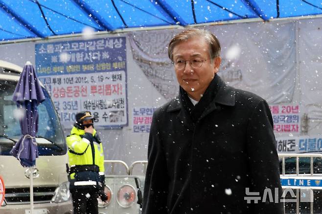 [서울=뉴시스] 고승민 기자 = 한동수 더불어민주당 윤리심판원장이 12일 서울 여의도 당사에서 열린 윤리심판원 회의에 참석하고 있다. 2026.01.12. kkssmm99@newsis.com