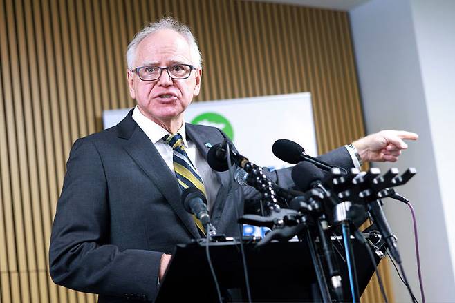 [미네소타=AP/뉴시스] 미국의 팀 월즈 미네소타 주지사가 지난 6일(현지 시간) 미니애폴리스에서 열린 기자회견에서 질문에 답하고 있다. 2026.01.21.