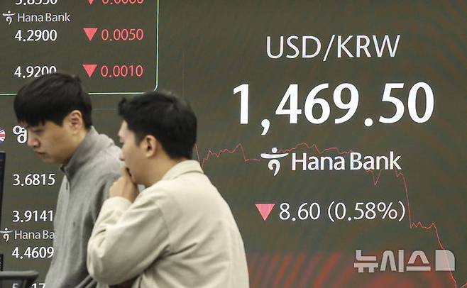 [서울=뉴시스] 김근수 기자 = 이재명 대통령의 신년 기자회견이 열린 21일 오전 서울 중구 하나은행 딜링룸 전광판에 원·달러 환율이 장중 한때 1,469.5원을 기록하고 있다. 2026.01.21. ks@newsis.com