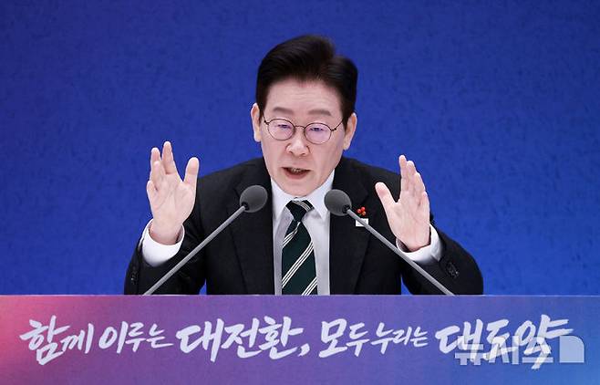 [서울=뉴시스] 고범준 기자 = 이재명 대통령이 21일 청와대 영빈관에서 열린 2026년 신년 기자회견에서 발언하고 있다. 2026.01.21. bjko@newsis.com