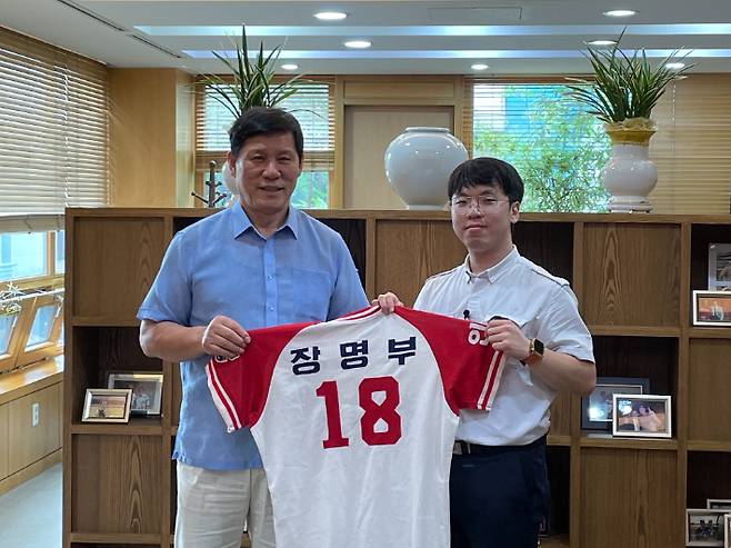 일본인 야구팬인 후루사와 다케후미씨가 지난 2022년 8월 18일 고(故) 장명부의 야구 관련 물품 10종을 장명부의 다큐멘터리를 제작 중인 이영곤 감독을 통해 한국야구위원회(KBO)에 기증했다. 사진은 장명부 유니폼을 들고 기념 촬영하는 이영곤 감독(사진 오른쪽)과 허구연 KBO 총재. KBO 사무국 제공