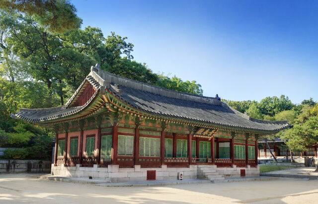 이번 ‘궁궐지’에는 사도세자가 정조 탄생 전날 용이 침실로 들어오는 꿈을 꾸고 경춘전 동쪽 벽에 직접 그렸다는 일화가 실렸다. 사진은 경춘전. 국가유산청