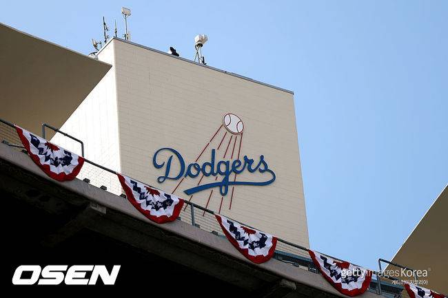 [사진] 다저스 소식을 전하는 ‘다저스네이션’은 19일(이하 한국시간) “브루클린 다저스는 지난 1957년 1월 5일 77만 5000달러에 컨베어 440 메트로폴리탄 여객기를 구입하면서 프로 스포츠팀 최초로 비행기를 구매해 역사에 이름을 남겼다”고 다저스 역사를 살폈다.ⓒGettyimages(무단전재 및 재배포 금지)