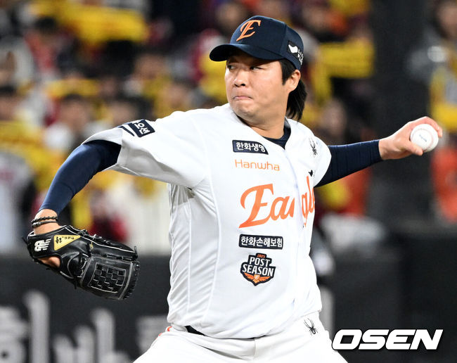 [OSEN=대전, 이대선 기자] 29일 대전 한화생명볼파크에서 2025 신한 SOL Bank KBO리그 포스트시즌 한국시리즈 3차전 한화 이글스와 LG 트윈스의 경기가 열렸다.이날 경기에 한화는 폰세를, LG는 손주영을 선발투수로 내세웠다. 8회초 2사 1루에서 한화 김범수가 역투하고 있다. 2025.10.29 /sunday@osen.co.kr