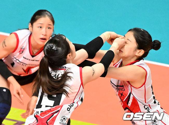 1세트 동선이 겹치며 충돌하는 정관장 박혜민, 최서현