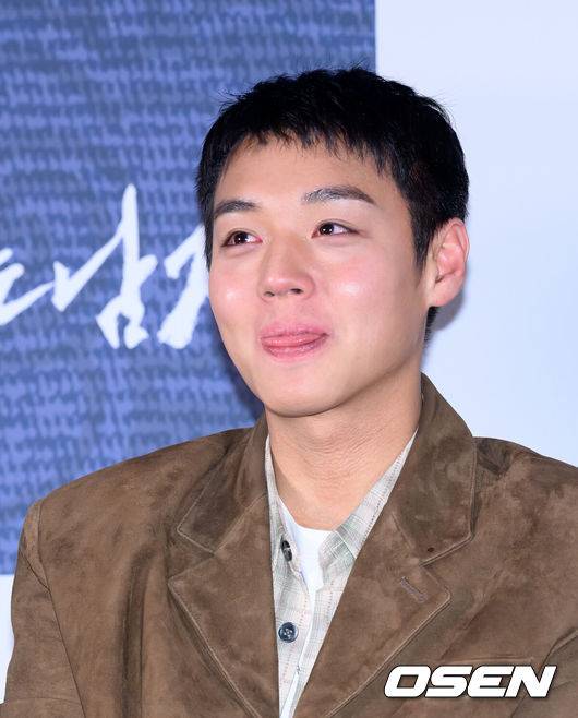 [OSEN=이대선 기자] 21일 오후 서울 강남구 메가박스 코엑스에서 영화 ‘왕과 사는 남자’ 언론시사회가 열렸다.'왕과 사는 남자'는 1457년 청령포, 마을의 부흥을 위해 유배지를 자처한 촌장과 왕위에서 쫓겨나 유배된 어린 선왕의 사연을 그린 작품으로 2월 4일 개봉한다.배우 박지훈이 취재진의 질문을 듣고 있다. 2026.01.21 /sunday@osen.co.kr