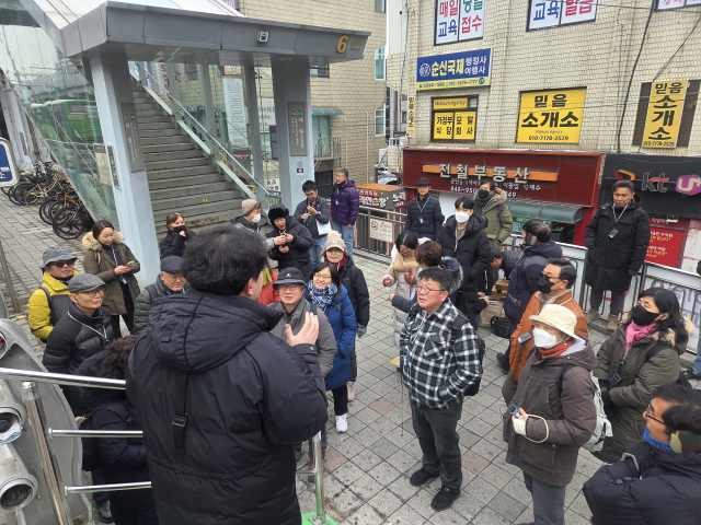 ▲지난 3일 대림동 걷기 참여자들이 대림역 6번 출구 앞에 보여 있다.ⓒ프레시안(박상혁)