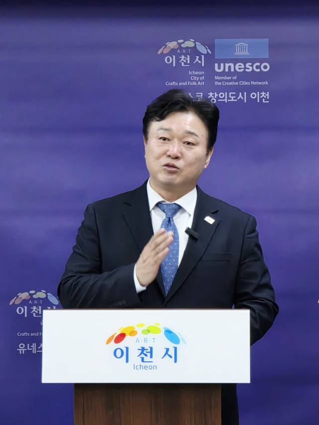 ▲성수석 더불어민주당 이천시지역위원장이 21일 이천시청 브리핑실에서 기자회견을 하고 있는 모습이다. ⓒ 프레시안 이백상