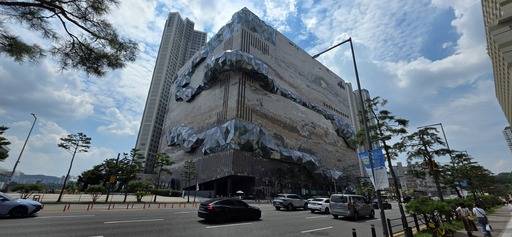 1451장의 삼각형 유리가 입체적으로 조합된 유리 루프는 지층을 연상시키는 입면을 헤집고 나가며, 전형적인 상업 공간에 변화를 주고자 했다. 하지만 유리 루프를 비롯한 공간의 경험이 소비의 동력으로 이어지지 못하면서 갤러리아 광교가 지향했던 경기 남부의 3040 프리미엄 고객층 선점에는 한계를 보이고 있다.