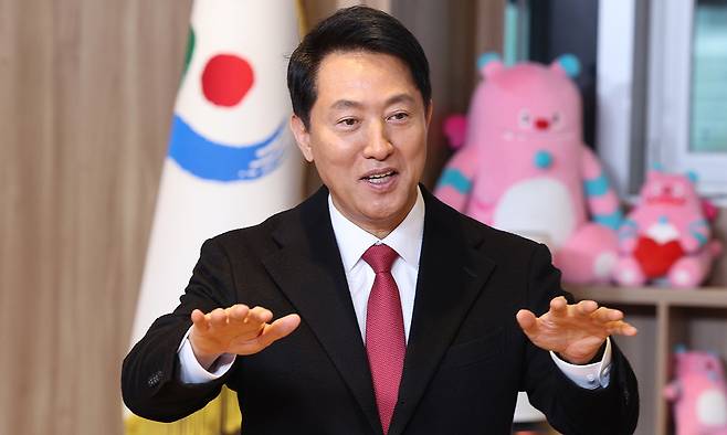 오세훈 서울시장은 최근 이틀간 진행된 서울 시내버스 파업과 준공영제 개편 주장과 관련해 “시민의 이동을 책임지는 대중교통이 흔들리지 않도록 소통의 틀을 보완하겠다”며 “시내버스 준공영제가 오래됐기 때문에 그간 운영 과정에서 생긴 여러 시행착오를 반영해 큰 틀에서 바꿔봐야 할 필요는 있다고 생각한다”고 말한다. 남정탁 기자