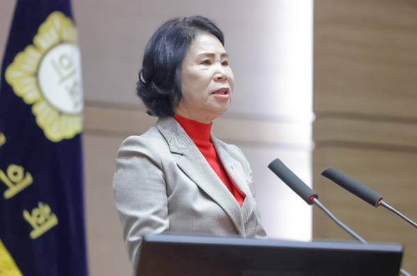 천안시의회 제적의원 27명중 14명으로부터 불신임을 맞아 불명예 퇴진한 김행금 전 천안시의장.