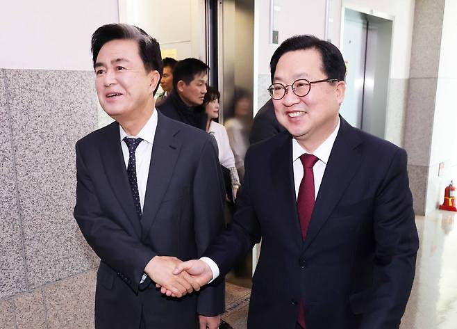 이장우 대전시장과 김태흠 충남지사가 21일 대전시청에서 대전·충남 행정통합 관련 긴급회동을 하고 있다. 대전시 제공