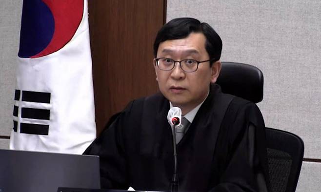 21일 서울중앙지법에서 열린 한덕수 전 국무총리의 내란 중요임무 종사 등 혐의 1심 선고 공판에서 이진관 재판장이&nbsp;발언하고 있다. 서울중앙지법 제공