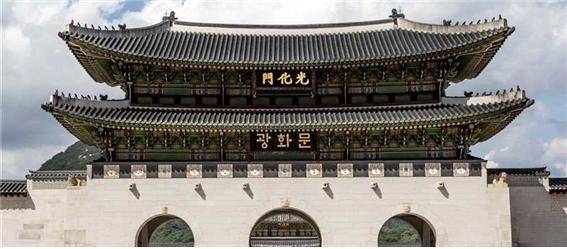광화문 한글 현판 추가 설치 추진 - 문화체육관광부가 서울 광화문에 한글 현판을 추가 설치하는 방안을 추진한다. 최휘영 문체부 장관은 20일 국무회의에서 ‘광화문 한글 현판 추가 설치 검토’ 방안을 이재명 대통령에게 보고했다. 3층 누각 처마에 설치된 기존 한자 현판은 그대로 두고 2층 누각 처마에 한글 현판을 새로 설치하는 내용이다. 사진은 광화문에 한글 현판이 추가된 예시 그림. 광화문훈민정음체현판 설치 국민모임 제공