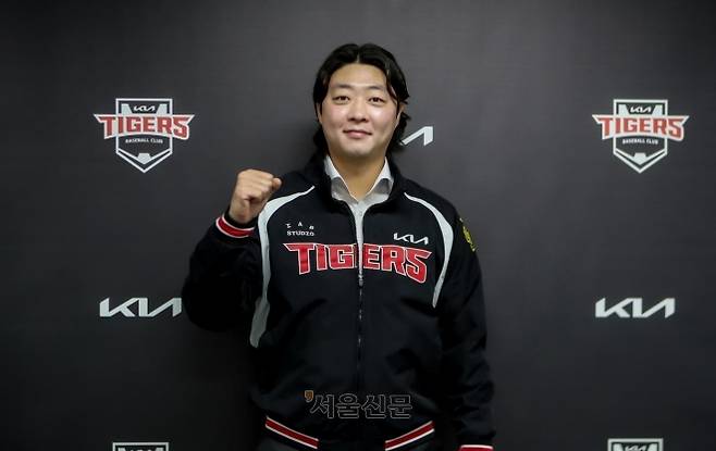 자유계약(FA) 시장에 도전한 김범수가 21일 광주 기아챔피언스필드에서 프로야구 KIA 타이거즈와 FA 계약을 맺은 뒤 주먹을 쥐어 보이고 있다. 2026.1.21 KIA 타이거즈 제공