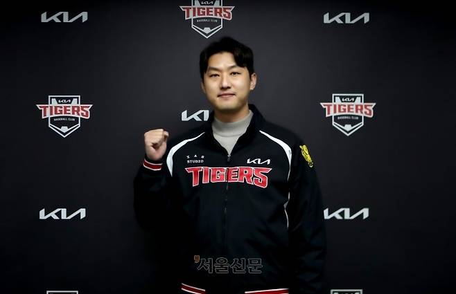 홍건희가 21일 광주 기아챔피언스필드에서 프로야구 KIA 타이거즈와 계약을 체결한 뒤 포즈를 취하고 있다. 2026.1.21 KIA 타이거즈 제공