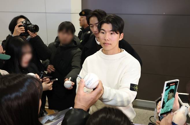 김혜성이 21일 미국 출국을 앞두고 인천국제공항 제2터미널에서 팬들에게 사인을 해주고 있다. 2026.1.21 연합뉴스