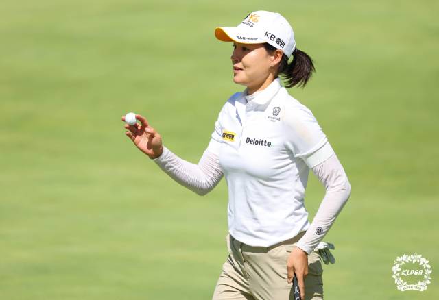 퍼팅을 마치고 갤러리에게 인사하고 있는 전인지. 사진 제공=KLPGA