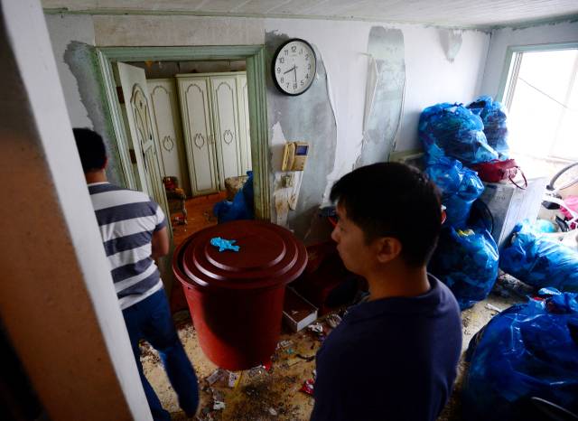 포천 빌라 고무통 변사 사건을 조사중인 경찰 관계자들이 경기도 포천군 신북면 피의자 이모 씨 집에서 현장검증을 준비하고 있다. 2014.8.7. 뉴스1