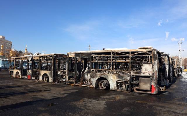 이란 테헤란에서 최근 반정부 시위로 인해 불에 탄 버스 차고지의 모습. EPA연합뉴스