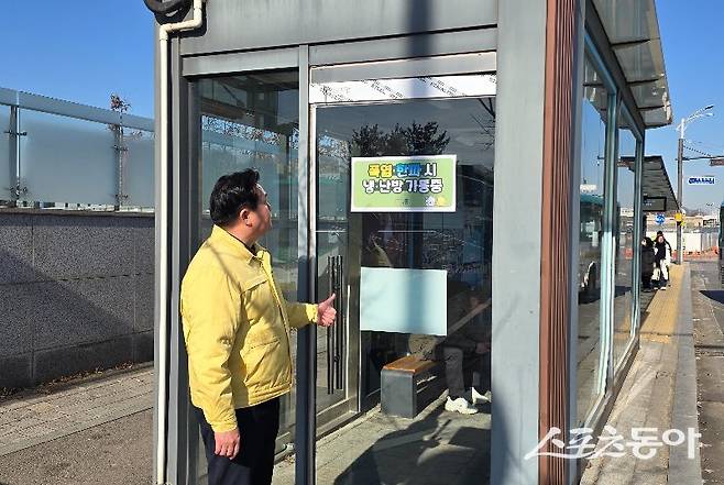 지난 20일 임병택 시흥시장이 연성동 일원의 버스정류장을 찾아 한파 대비 스마트셸터 시설을 점검하고 있다. 사진제공｜시흥시