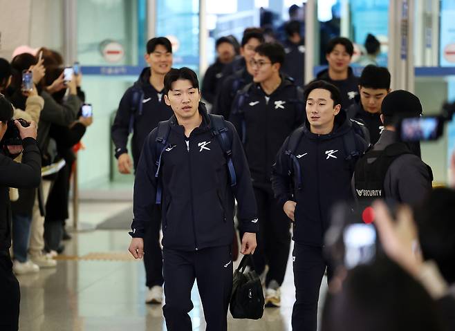 LG 박해민과 신민재가 지난 9일 인천국제공항 1터미널에서 월드베이스볼클래식(WBC) 1차 캠프지인 사이판으로 출국하고 있다. 연합뉴스