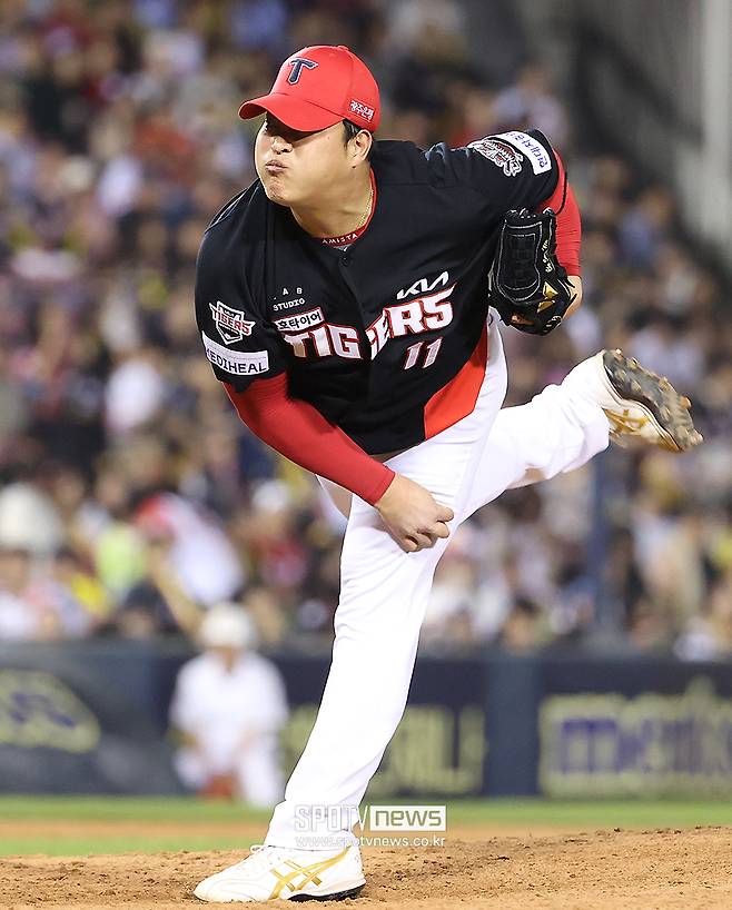 ▲ 조상우는 “계약 소식을 빠르게 전하지 못해 팬들께 죄송하다. 늦어진 만큼 더 단단히 마음먹고 시즌을 준비할 계획이고, 챔피언스 필드 마운드에 올라 멋진 모습으로 팬들께 보답하겠다”며 “계약 기간 동안 개인 성적은 물론 팀에 큰 보탬이 되는 선수가 될 것이고, 2년 뒤 재계약 협상에서 구단의 좋은 평가를 받도록 노력하겠다”고 소감을 전했다.&nbsp; ⓒ곽혜미 기자