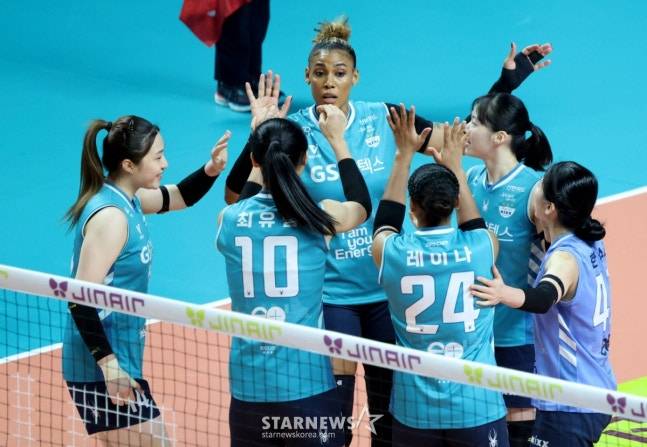 김지원(왼쪽)이 20일 정관장전에서 팀 득점 후 동료들과 하이파이브를 하고 있다. /사진=강영조 선임기자