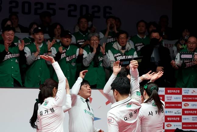 하나카드 선수들이 환호하고 있다. /사진=PBA