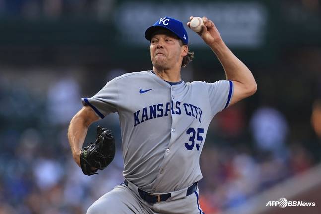 지난해 7월 캔자스시티 로열스 소속으로 투구하던 리치 힐의 모습. /AFPBBNews=뉴스1