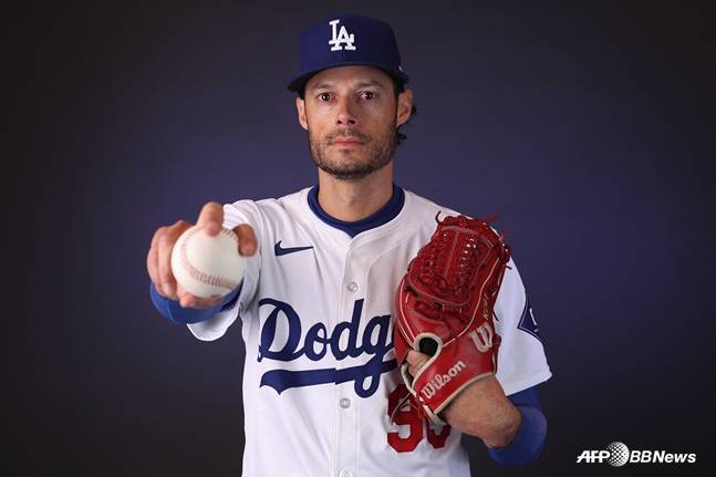 2024시즌을 앞두고 다저스 소속으로 프로필 사진을 촬영했던 조 켈리의 모습. /AFPBBNews=뉴스1