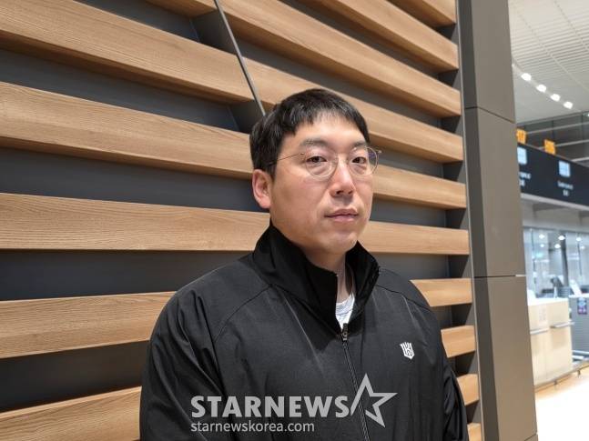 KT 김현수가 21일 호주 스프링캠프 출국을 앞두고 인천국제공항에서 취재진과 인터뷰를 하고 있다. /사진=김동윤 기자