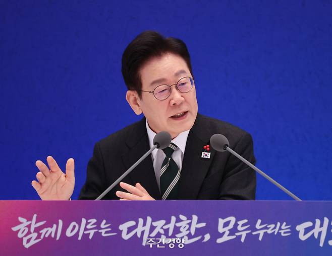 이재명 대통령이 21일 오전 청와대 영빈관에서 2026 신년 기자회견 ‘함께 이루는 대전환, 모두 누리는 대도약’에서 취재진 질문에 답하고 있다. 청와대사진기자단