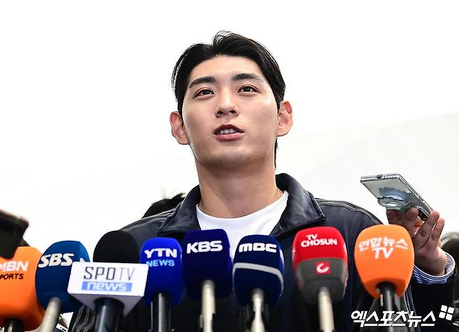 미국 프로야구 메이저리그(MLB) 샌프란시스코 자이언츠 이정후가 21일 오후 인천국제공항을 통해 미국으로 출국했다.   이정후가 출국장에서 취재진과 인터뷰를 하고 있다. 인천공항, 박지영 기자