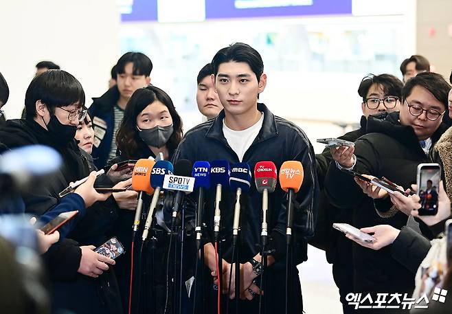 미국 프로야구 메이저리그(MLB) 샌프란시스코 자이언츠 이정후가 21일 오후 인천국제공항을 통해 미국으로 출국했다.   이정후가 출국장에서 취재진과 인터뷰를 하고 있다. 인천공항, 박지영 기자