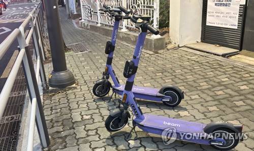 좁은 보행로를 차지한 전동킥보드 (서울=연합뉴스) 이진주 인턴기자 = 지난 16일 서울 마포구에서 전동킥보드가 좁은 보행로를 막고 있다. 2026.1.21