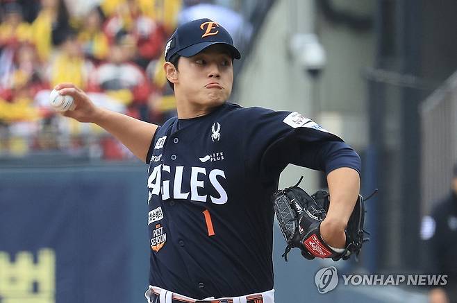 1차전 한화 선발투수로 나선 문동주 (서울=연합뉴스) 최재구 기자 = 26일 서울 잠실야구장에서 열린 2025 프로야구 KBO리그 포스트시즌 한국시리즈 1차전 한화 이글스와 LG 트윈스의 경기. 1회말 한화 선발투수 문동주가 역투하고 있다. 2025.10.26 jjaeck9@yna.co.kr
