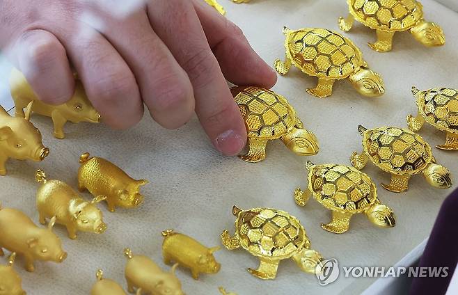 서울 종로구 한국거래소에서 직원이 금으로 만든 장신구 등을 정리하고 있다. [연합뉴스 자료사진]