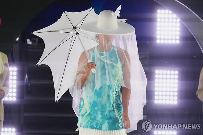 호주오픈 1회전 경기를 앞두고 입장하는 오사카 [AP=연합뉴스]