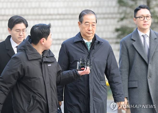 1심 선고 출석하는 한덕수 전 총리 (서울=연합뉴스) 서대연 기자 = 내란 중요임무 종사 혐의를 받는 한덕수 전 국무총리가 21일 서울중앙지법에서 열린 1심 선고 공판에 출석하고 있다. 2026.1.21 dwise@yna.co.kr