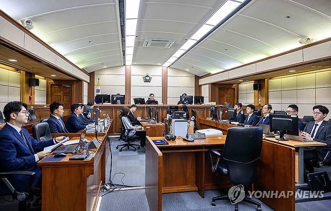 '내란 방조' 혐의 한덕수 전 총리 첫 재판 시작 (서울=연합뉴스) 이진관 부장판사가 지난해 9월 30일 서울 서초구 서울중앙지법에서 열린 한덕수 전 국무총리 내란 우두머리 방조 및 위증 등 혐의 사건 첫 재판에서 발언하고 있다. 2025.9.30 [사진공동취재단] photo@yna.co.kr