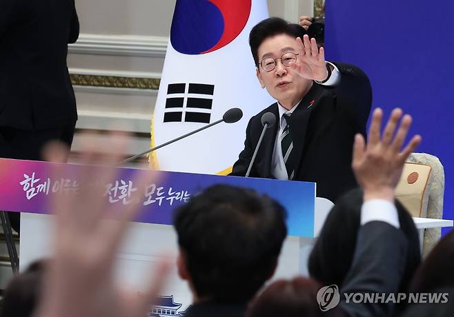 질문받는 이재명 대통령 (서울=연합뉴스) 김도훈 기자 = 이재명 대통령이 21일 청와대 영빈관에서 열린 신년기자회견에서 취재진 질문을 받고 있다. 2026.1.21 superdoo82@yna.co.kr