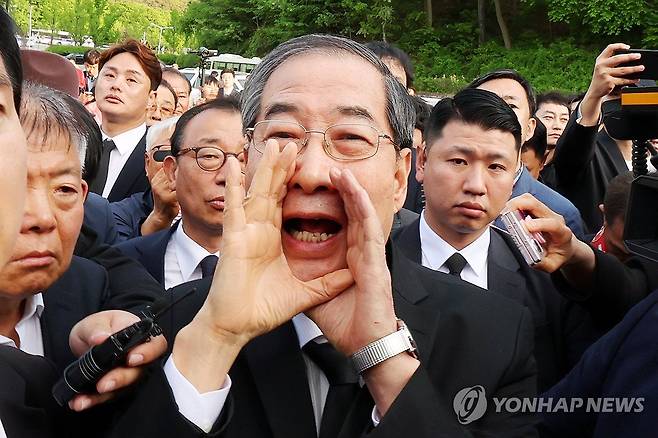 "저도 호남 사람입니다" 호소하는 한덕수 전 총리 (광주=연합뉴스) 정다움 기자 = 2일 오후 광주 북구 국립 5·18 민주묘지를 찾은 한덕수 전 총리가 광주비상행동 등 시민·사회단체 관계자들의 반발에 가로 막히자 "저도 호남 사람"이라며 참배를 호소하고 있다. 2025.5.2 daum@yna.co.kr