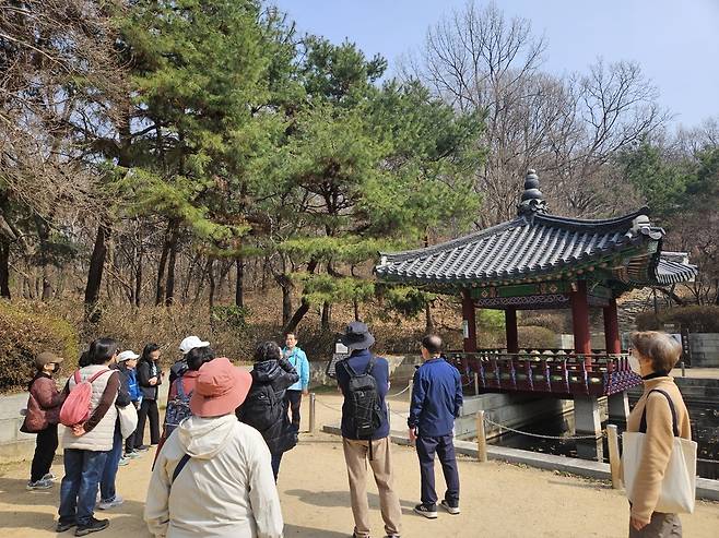 ▲ 우리 고장을 둘러보는 아람누리 특성화 도서관 프로그램에 참여한 시민들. /사진제공=고양시.