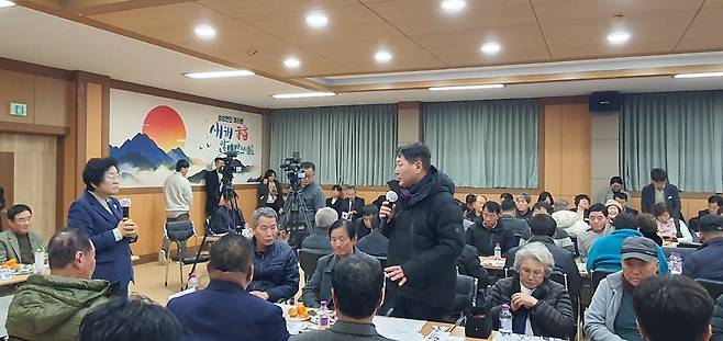 ▲ 지난 21일 열린 설성면 주민들과의 대화에서 김경희 이천시장이 한 주민의 건의를 듣는 모습.