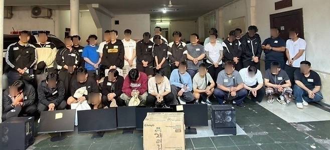 ▲캄보디아 성 착취 스캠범죄 조직원과 압수물 사진. /인천일보DB