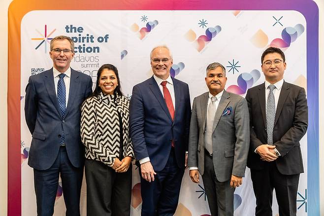 ▲ 지난 21일 스위스 다보스에서 개최된 '세계경제포럼(WEF)'에서 프리야 아그라왈 MSD 부사장, 리차드 헤쳇 CEPI CEO, 라만 라오 힐레만연구소 CEO, 김익중 SK바이오사이언스 BD2실장 등이 차세대 자이르 에볼라 백신 개발 펀딩 및 협력에 대해 발표한 후 기념촬영을 하고 있다. /사진제공=SK바이오사이언스