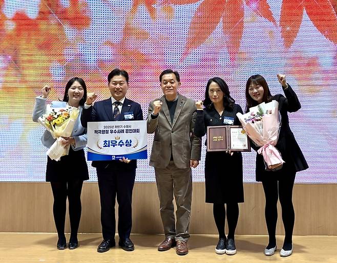 수원도시재단의 이병진 이사장(사진 왼쪽에서 두 번째)과 직원들이 지난해 '수원시 적극행정 우수사례' 최우수상을 받은 후 이재준 수원시장과 기념 촬영을 하고 있다. 사진=수원도시재단
