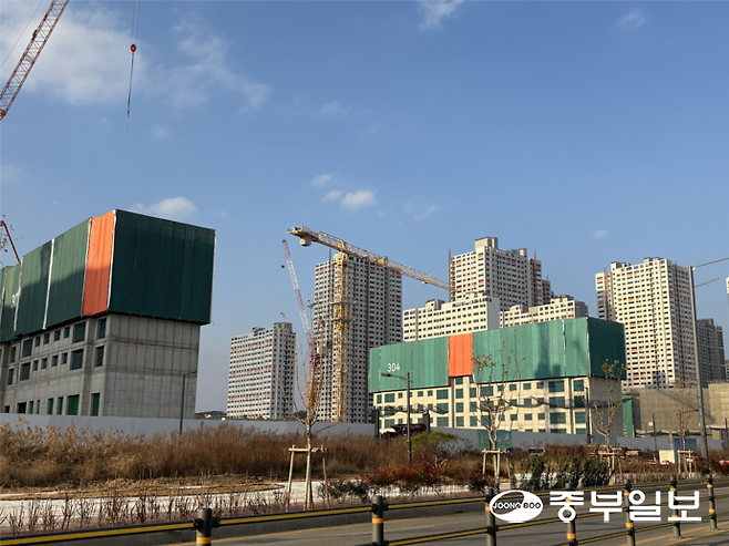 22일 평택 장안동 브레인시티에 공사 중인 대규모 아파트 단지. 최영재기자