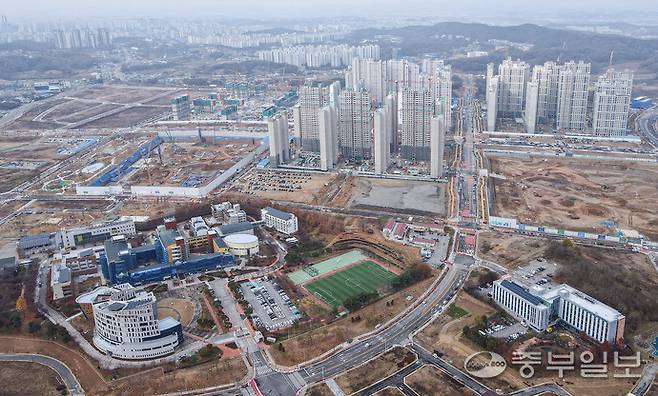 경기 남부 주요 신도시 시업인 평택 브레인시티의 미분양·미계약 및 기반시설 부족 등 다양한 문제들이 제기되고 있는 가운데 26일 오후 평택시 브레인시티 부지에 아파트가 건설되고 있다. 임채운기자